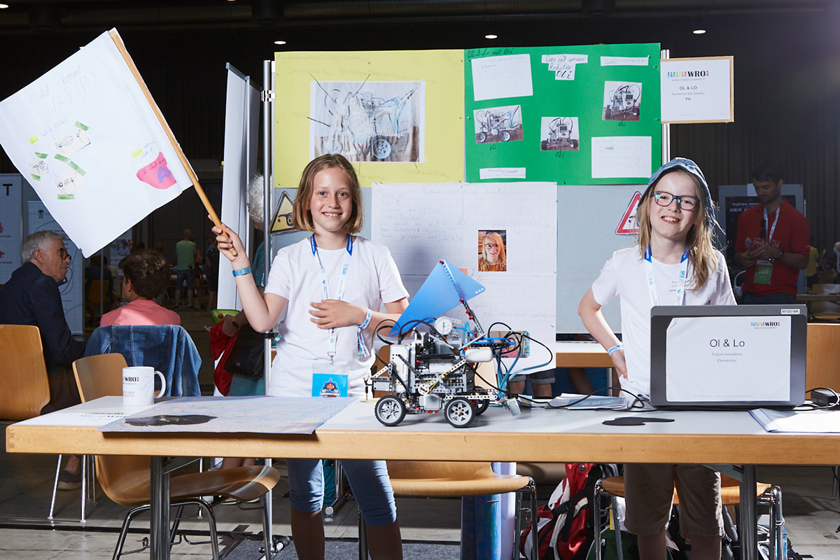 Bild Roboter mit Team